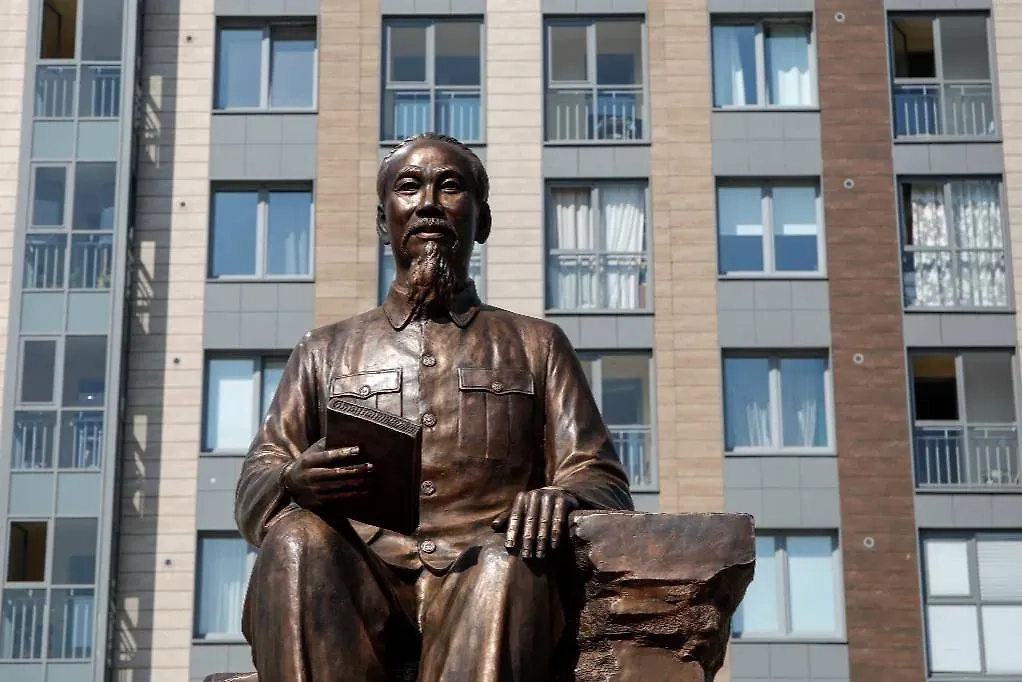 Памятник первому президенту Демократической Республики Вьетнам Хо Ши Мину в Санкт-Петербурге. Фото © ТАСС / Валентин Егоршин