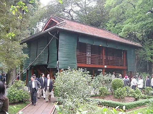 Домик Дядюшки Хо стоит позади президентского дворца. Фото © Wikipedia / Grossbildjaeger