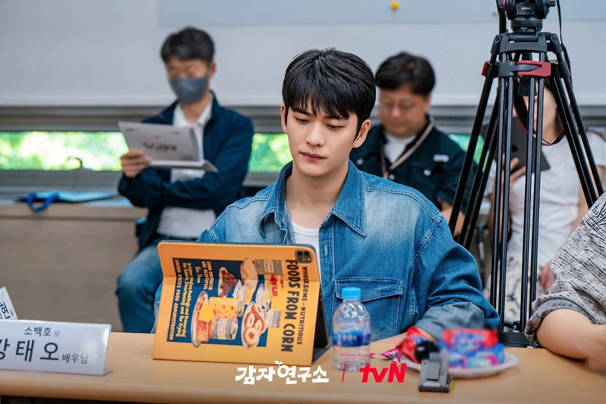 Новые дорамы! «Институт изучения картофеля» не идёт ни в какое сравнение с «Игрой в кальмара». Это позитивный, оптимистичный комедийный сериал. Фото © Кадр из фильма «Институт изучения картофеля», режиссёр Кан Иль-су, Щим Джэ-хён и др. / Kinopoisk