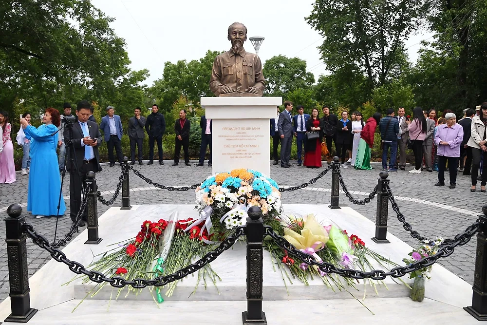 Бюст Хо Ши Мина во Владивостоке. Фото © ТАСС / Дмитрий Ефремов