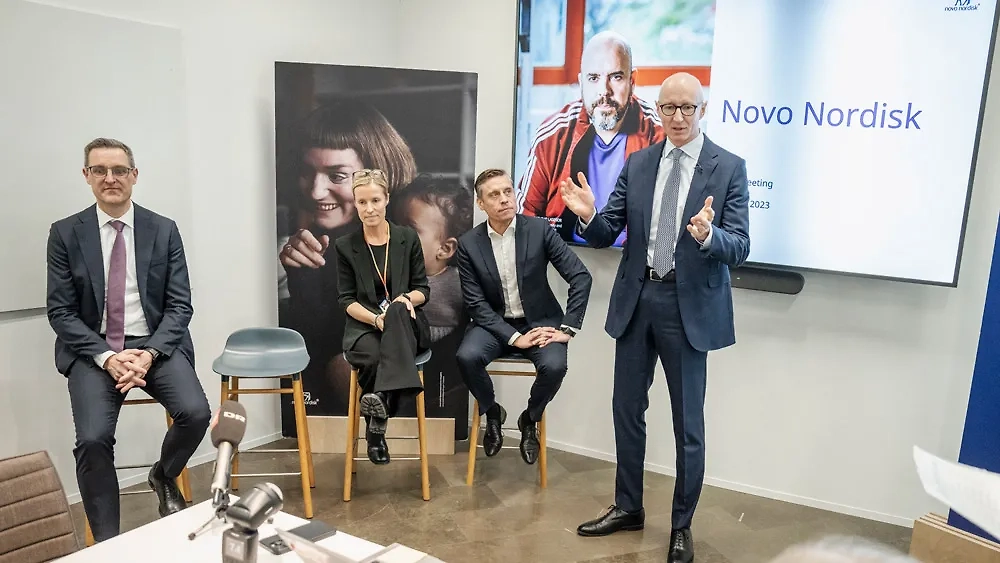 Генеральный директор датской фармацевтической компании Novo Nordisk Ларс Йоргенсен (справа) на пресс-конференции в штаб-квартире. Фото © ТАСС / ЕРА / MADS CLAUS RASMUSSEN