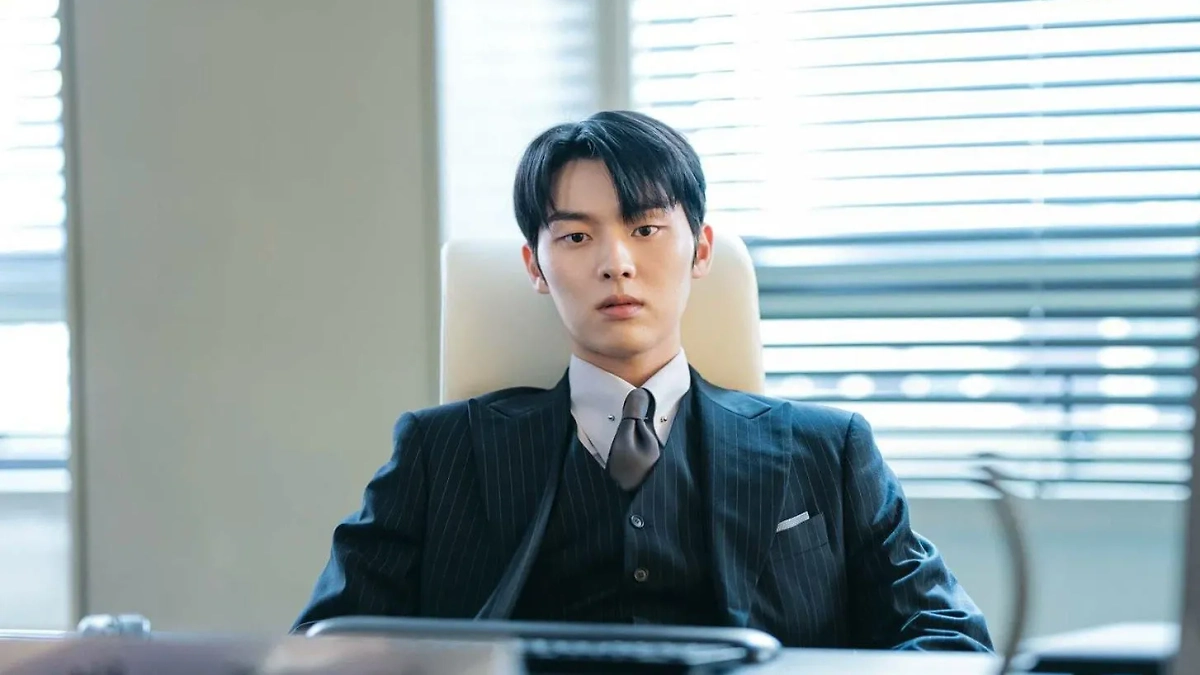 С этим парнем из дорамы 2025 лучше не ссориться. Ведь он — чёрный огненный дракон.  Фото © Кадр из фильма «Этот парень — чёрный огненный дракон», режиссёр Ли Су-хён и др. / Kinopoisk