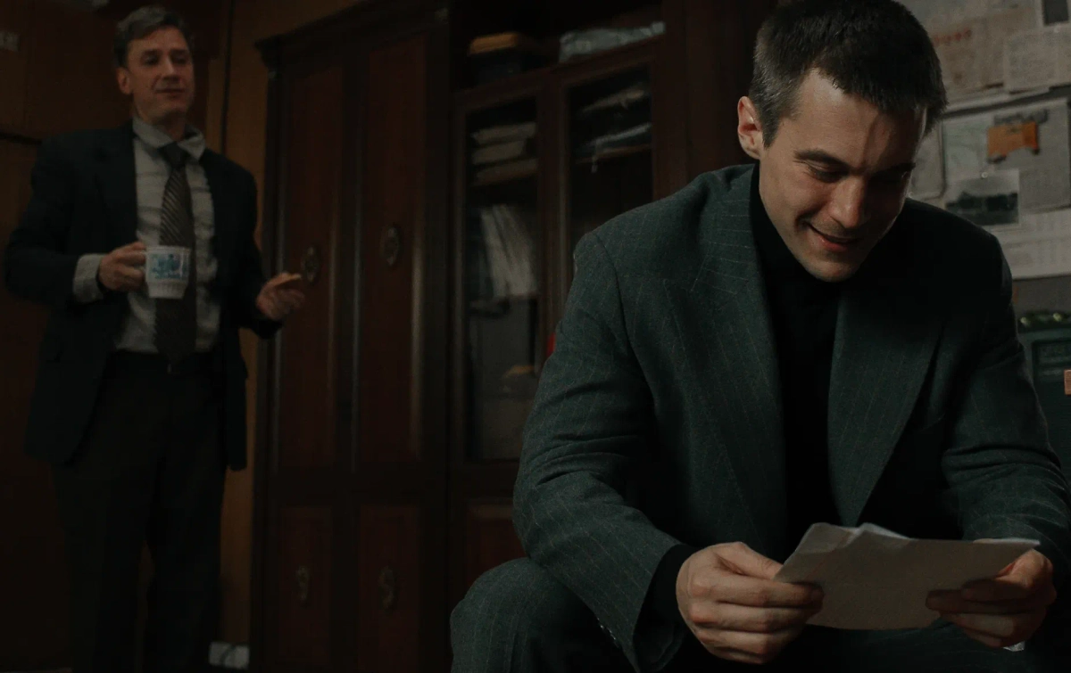 Во втором сезоне «Фишера» немного изменена команда. Фото © Кадр из фильма «Фишер», режиссёр Сергей Тарамаев, Любовь Львова, Александр Цой, сценарист Сергей Кальварский, Наталья Капустина / Kinopoisk