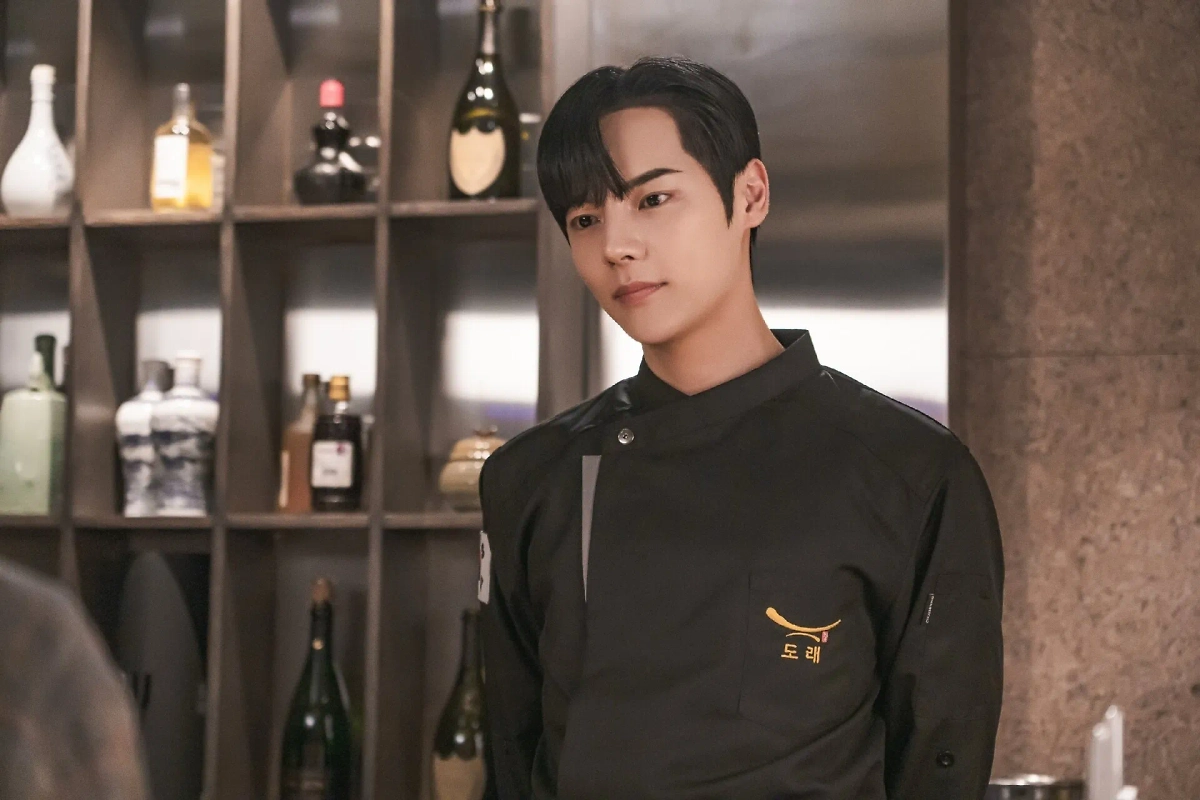 «Ресторан Хо» — дорама о том, что средневековый человек в нашем времени не пропадёт, но не наоборот. Фото © Кадр из фильма «Ресторан Хо», режиссёр О Хван-мин и др. / Kinopoisk