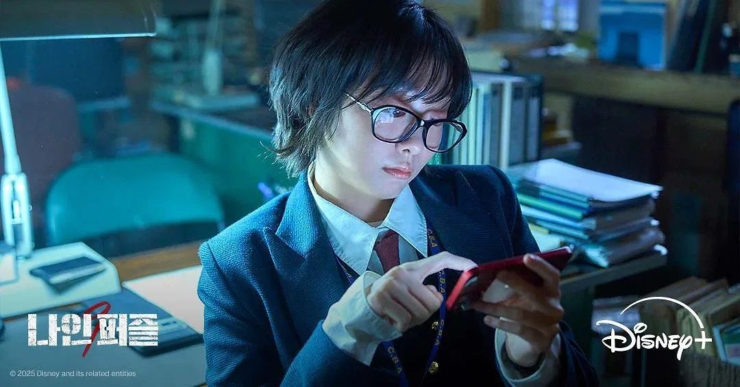 Дорамы в 2025 году выходят почти что каждую неделю! «Девять загадок» скоро окажутся на экранах страны. Эта страна — Южная Корея. Фото © Кадр из фильма «Девять пазлов», режиссёр Юн Джон-бин и др. / Kinopoisk