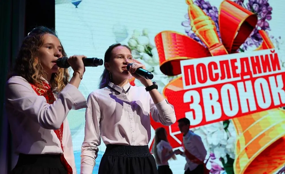 Что говорить на выпускном? Поздравления на Последний звонок 2025: примеры. Фото © ТАСС / Дмитрий Ягодкин