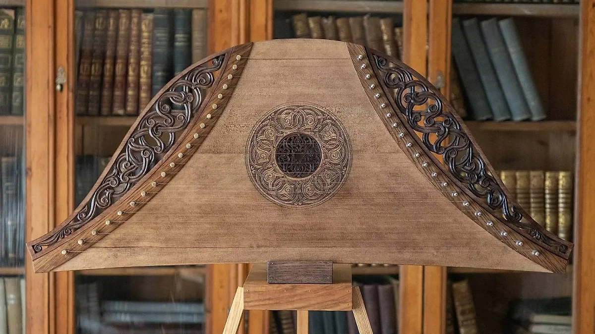 Только отзвуки родных струн могут дать исчерпывающий ответ на этот вопрос. Фото © VK / Гусли Колесникова А.А.