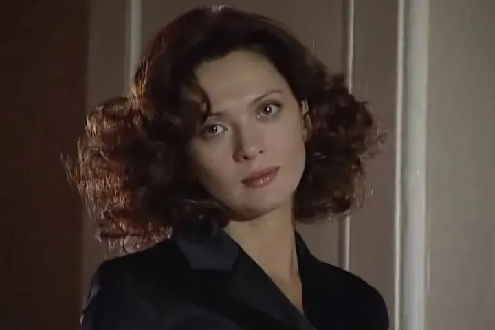 Ольга Дроздова сыграла роковую женщину... Потом на роль той же женщины подобрали Анну Самохину. Фото © Кадр из сериала «Бандитский Петербург 2: Адвокат», режиссёр Владимир Бортко, сценаристы Владимир Бортко, Вадим Михайлов, Альбина Шульгина и др. / Kino-teatr