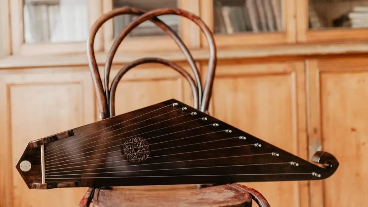 Артём говорит, что коллекционеров среди клиентов немного. Фото © VK / Гусли Колесникова А.А.