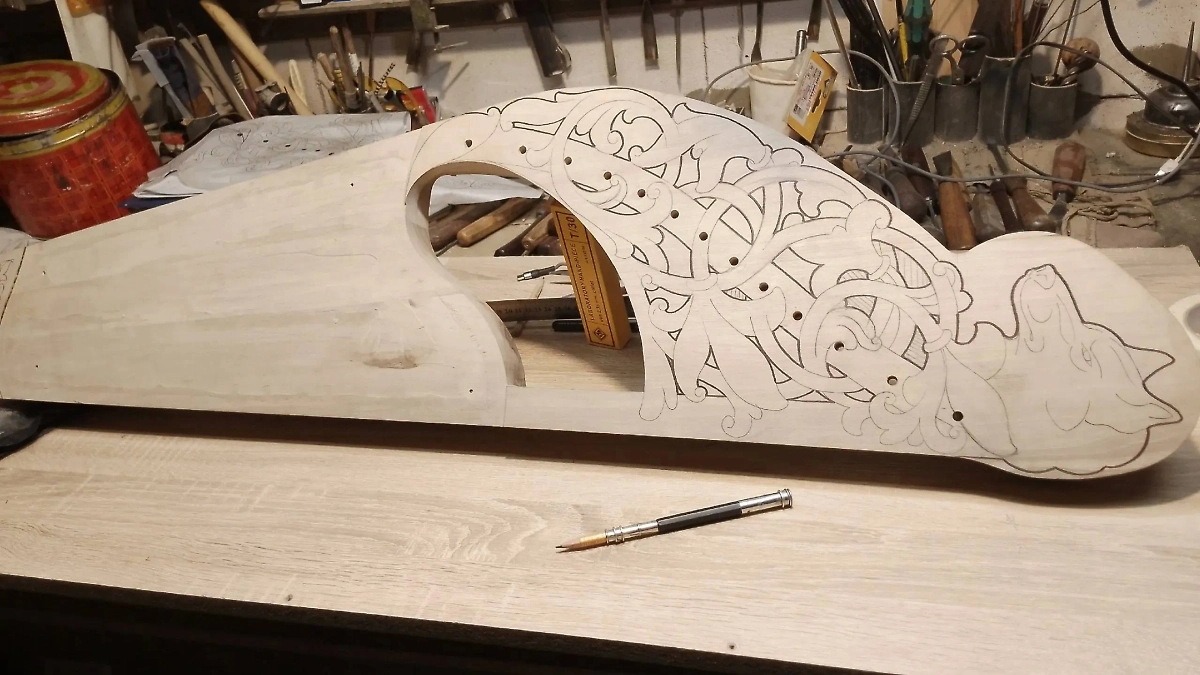 Артём утверждает, что каждая работа требует особой подготовки, поэтому в точности сказать время, нужное для создания конкретных гуслей, невозможно. Фото © VK / Гусли Колесникова А.А.