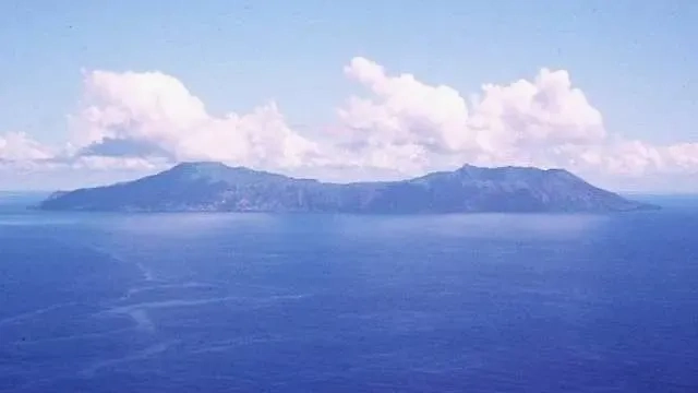 Остров Анатахан — маленький клочок земли рядом с Марианской впадиной. Фото © Wikipedia / U.S. Geological Survey