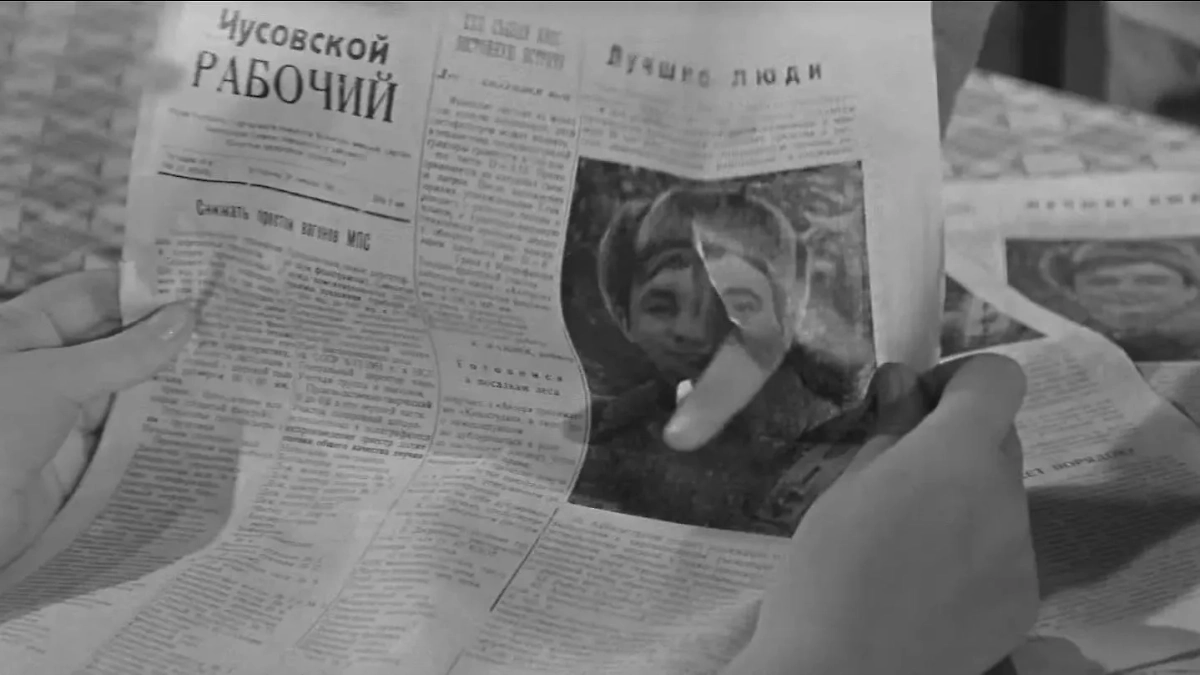 Тося скупает весь тираж газеты. Это в её духе. Фото © Кадр из фильма «Девчата», режиссёр Юрий Чулюкин, сценарист Борис Бедный / Kinopoisk