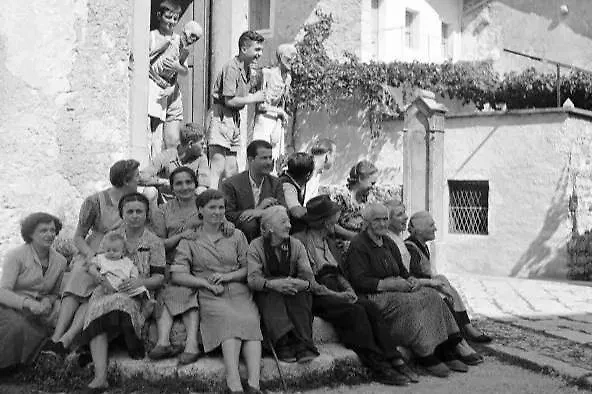 Люди на этих фото чувствуют себя вполне счастливыми. Фото © YouTube / Однако