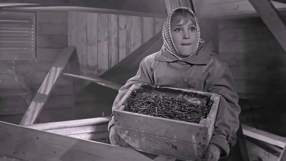 Сразу видно, что Тося в училище времени зря не теряла: вон сколько гвоздей утащила! Фото © Кадр из фильма «Девчата», режиссёр Юрий Чулюкин, сценарист Борис Бедный / Kinopoisk