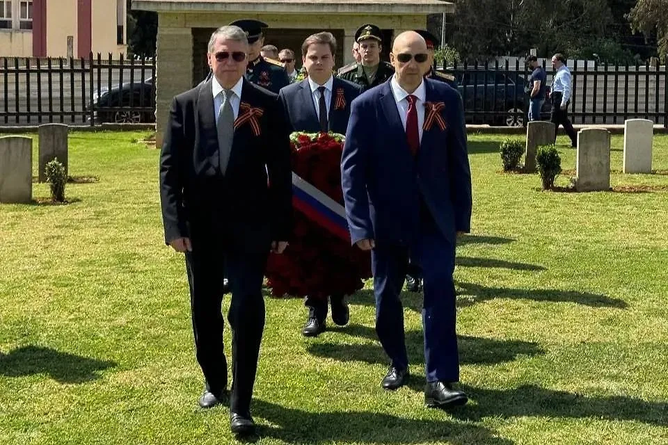 Суровикин и делегация из РФ на возложении цветов в Алжире. Фото © Telegram/ Посольство России в Алжире/Ambassade de Russie en Algérie