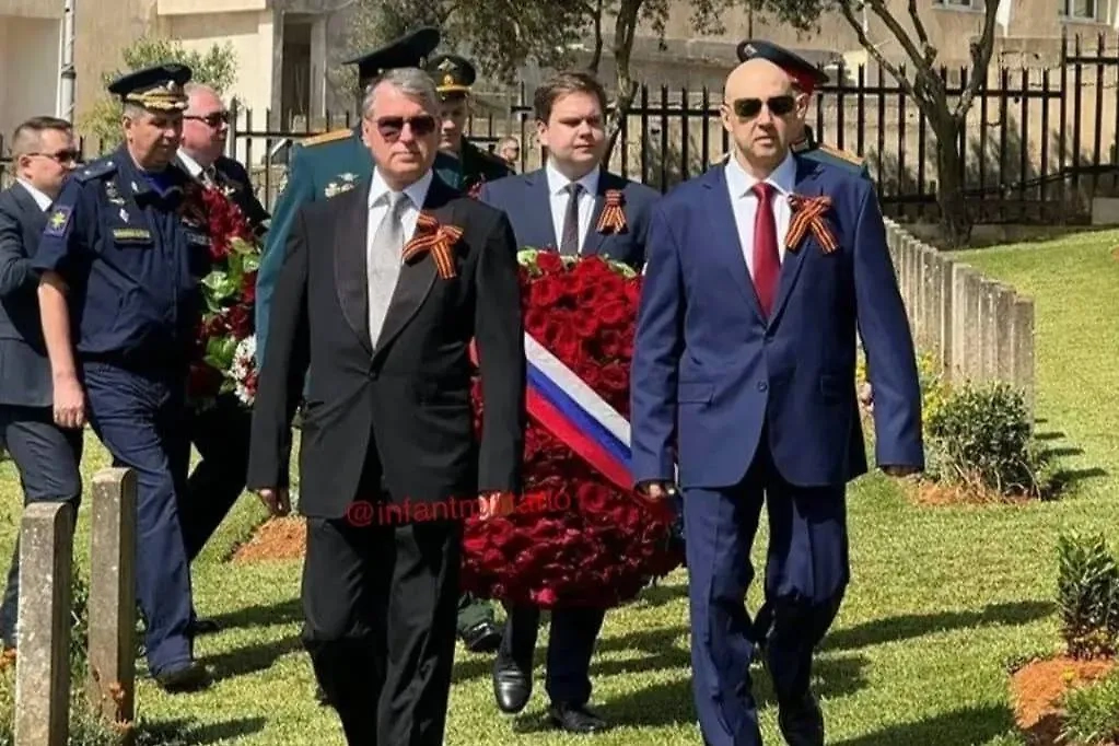 Суровикин и делегация из РФ на возложении цветов в Алжире. Фото © X / DmitrijRaevski