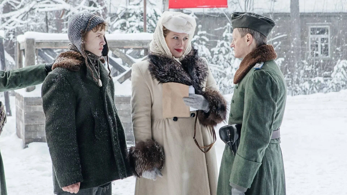 Актёры фильма «Группа крови» — 300 детей на съёмочной площадке. Фото © Кадр из фильма «Группа крови», режиссёр Максим Бриус, сценаристы Мария Ошмянская, Александр Иванов, Александр Пайгалик и др. / Kinopoisk