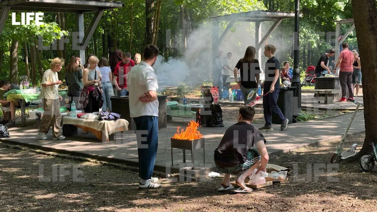 Москвичи отдыхают в первые жаркие выходные. Видео © Life.ru