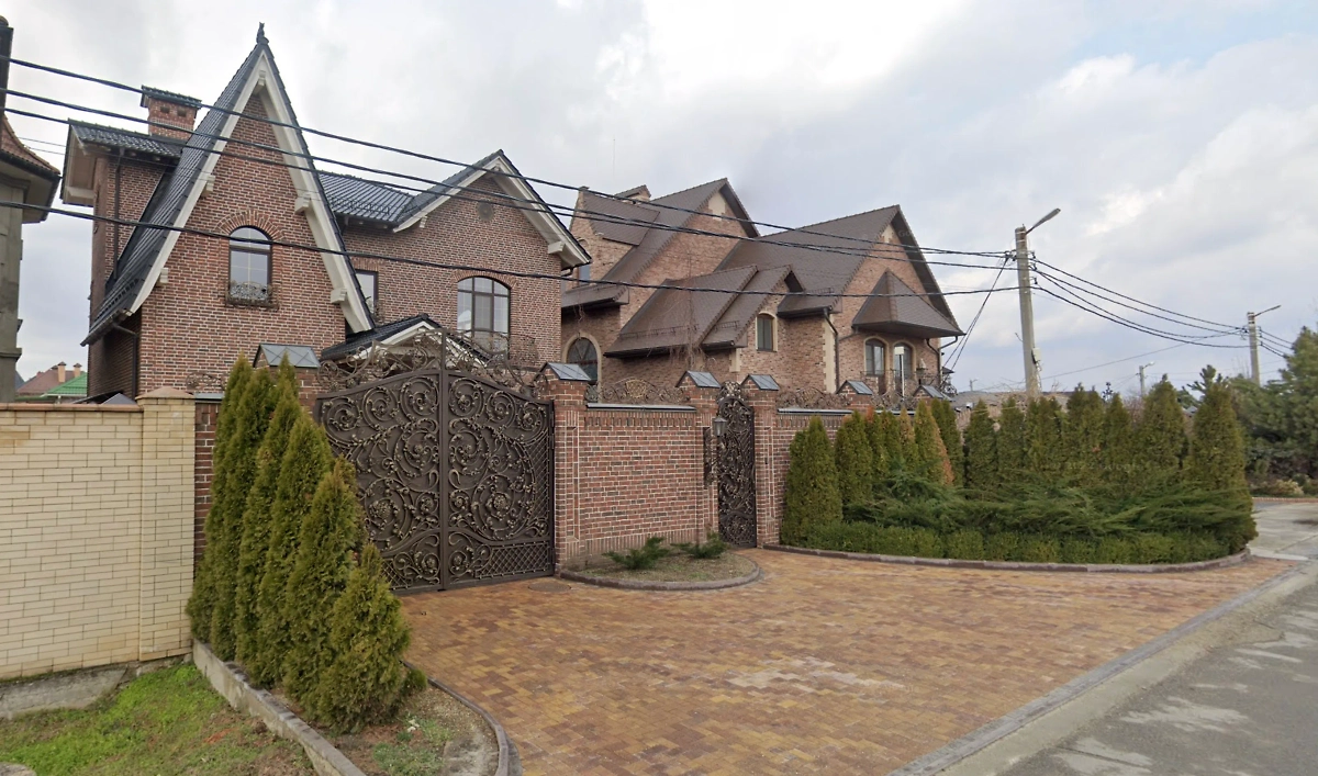 Домовладения семьи Сергея Галицкого в посёлке «Поле чудес». Фото © Google Maps