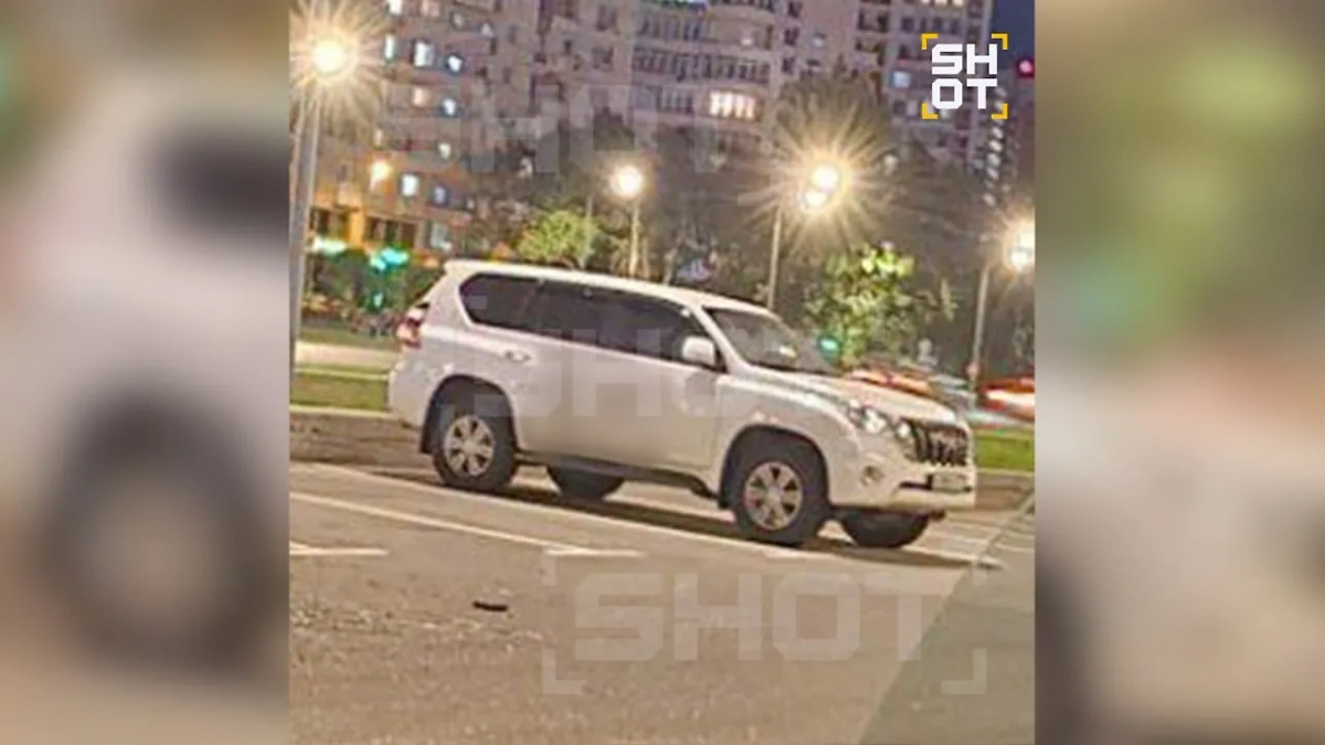 Автомобиль российского офицера, под днищем которого нашли подозрительную коробку. Фото © SHOT