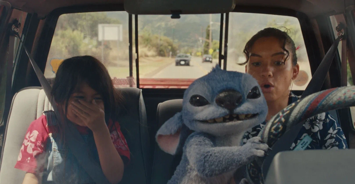 «Лило и Стич» во многом сохраняют дух оригинала. Фото © Кадр из фильма «Лило и Стич», режиссёр Дин Флейшер-Кэмп, сценарист Chris Kekaniokalani Bright и др. / Kinopoisk