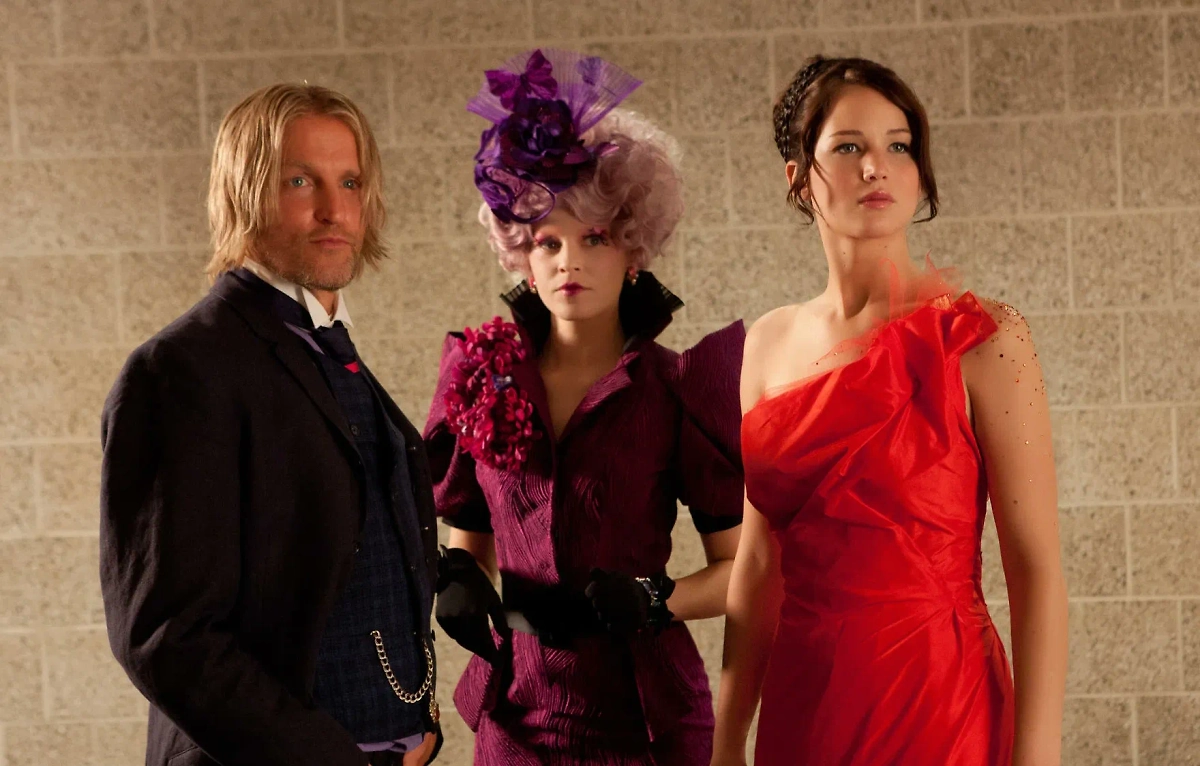 Первая часть «Голодных игр» вышла в 2012 году. В роли Хеймитча — Вуди Харрельсон, Эффи сыграла Элизабет Бэнкс, Китнисс — Дженнифер Лоуренс. Фото © Кадр из фильма «Голодные игры», режиссёр Гэри Росс, сценарист Гэри Росс др. / Kinopoisk