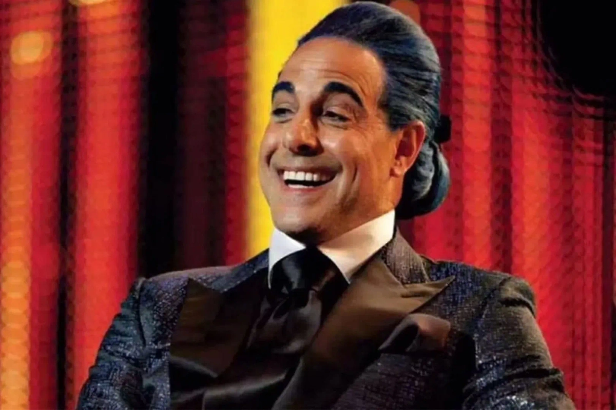 Ехидного шоумена Цезаря Фликермана в оригинале сыграл Стэнли Туччи. Фото © Кадр из фильма «Голодные игры», режиссёр Гэри Росс, сценарист Гэри Росс др. / Kinopoisk