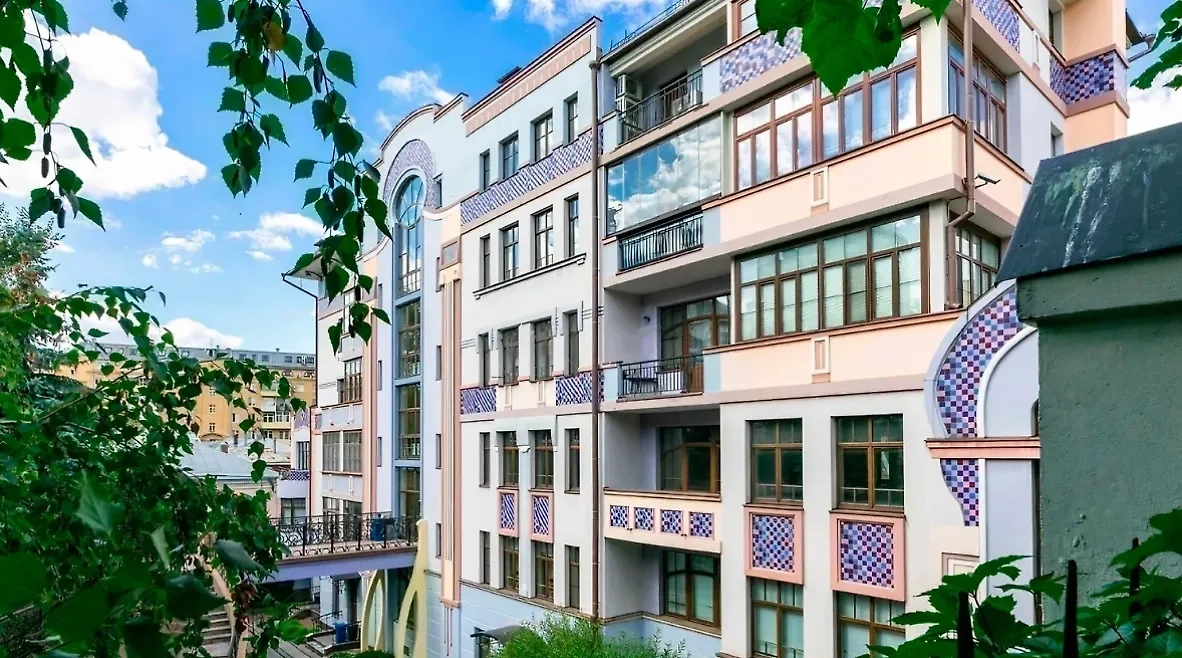 Мошковичи занимают таунхаус площадью 500 квадратов с камином и зимним садом на территории клубного жилого комплекса «Три тополя». Фото © tritopolya.com