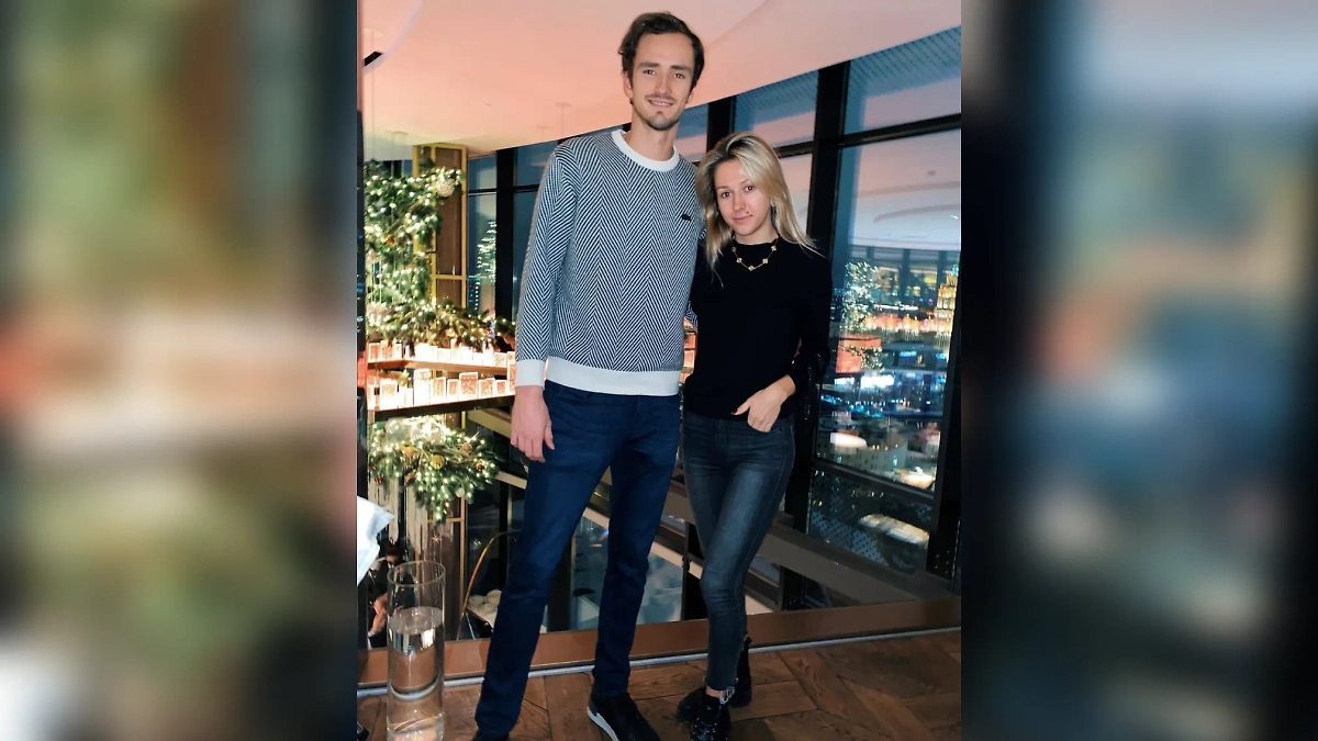 Даниил Медведев с женой Дарьей. Фото © Instagram (соцсеть запрещена в РФ; принадлежит корпорации Meta, которая признана в РФ экстремистской) / medwed33