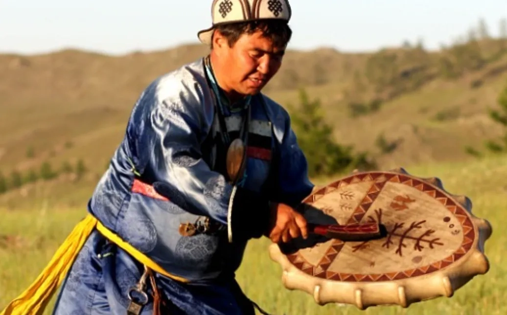 Валентин Хагдаев — один из самых сильных шаманов. Он проводит камлание по ольхонскому обряду. Фото © VK / Валентин Хагдаев