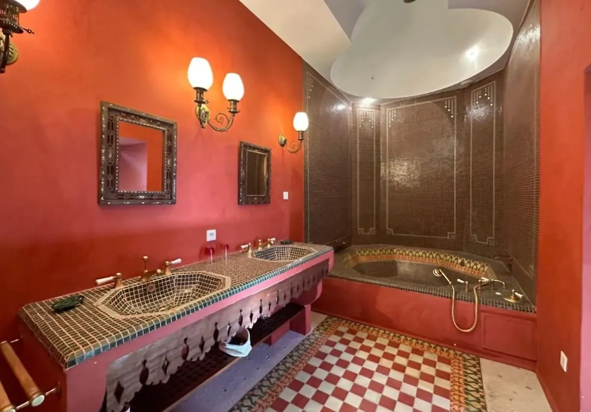 Вилла «Араукария» в Ницце. Такая роскошь, по оценке местных риелторов, стоит шесть млн долларов. Фото © booking.com