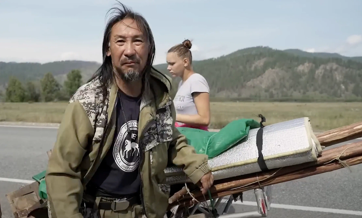 Якутский шаман Эмчит Седуэт — тот, кто живёт и работает в самом мистическом районе Республики Саха. Фото © YouTube / BBC News — Русская служба