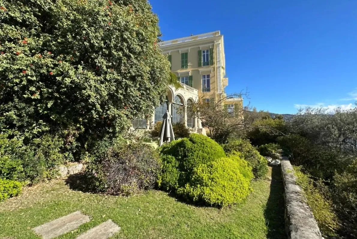 Вилла «Араукария» в Ницце. Такая роскошь, по оценке местных риелторов, стоит шесть млн долларов. Фото © booking.com