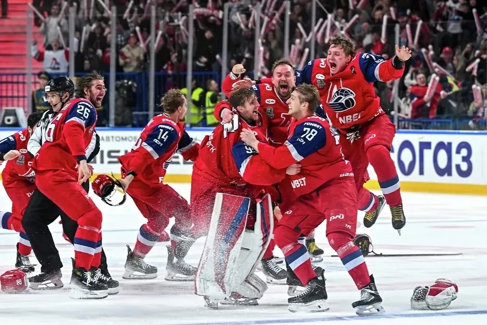 Игроки ХК «Локомотив» радуются победе в матче финала плей-офф чемпионата КХЛ в Ярославле. Фото © РИА «Новости» / Сергей Бобылев