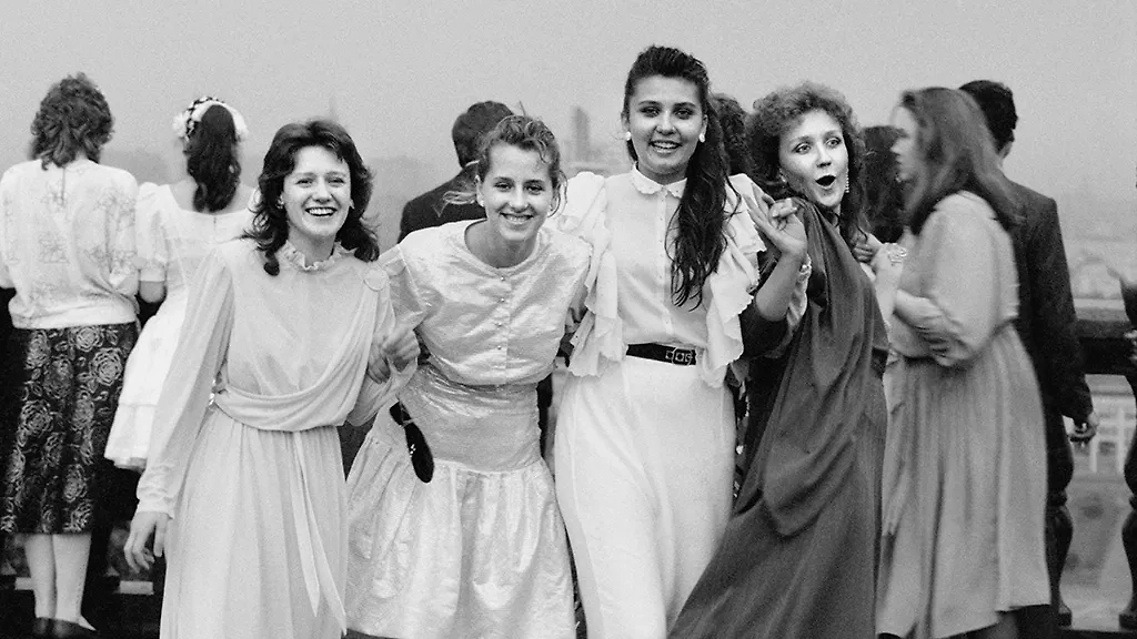 1988 г. Выпускники перед балом. Фото © ТАСС / Валерий Христофоров 