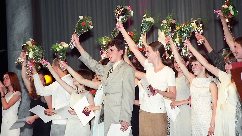 1999. Вручение золотых медалей выпускникам московских школ. Фото © ТАСС / Людмила Пахомова
