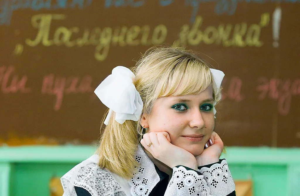 2007. Выпускница одной из Курганских школ в классе в день последнего звонка. Фото © ТАСС / Александр Алпаткин
