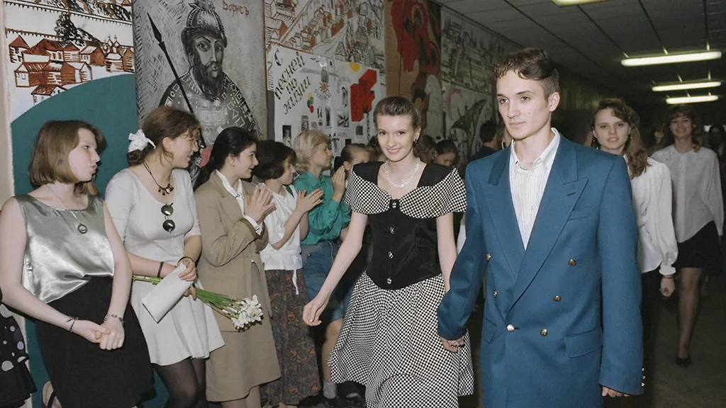 1995 г. Колонна выпускников проходит по школе. Фото © ТАСС / Игорь Зотин