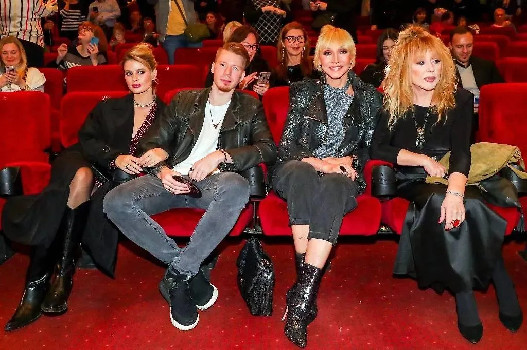 Алёна Краснова, её супруг Никита Пресняков, Кристина Орбакайте, Алла Пугачёва. Фото © ТАСС / Вячеслав Прокофьев