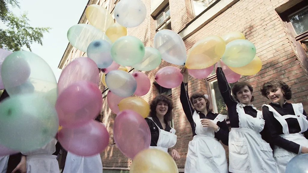 1983. Выпускницы школы № 710 района Дорогомилово после последнего звонка в учебном году. Фото © ТАСС / Игорь Зотин 