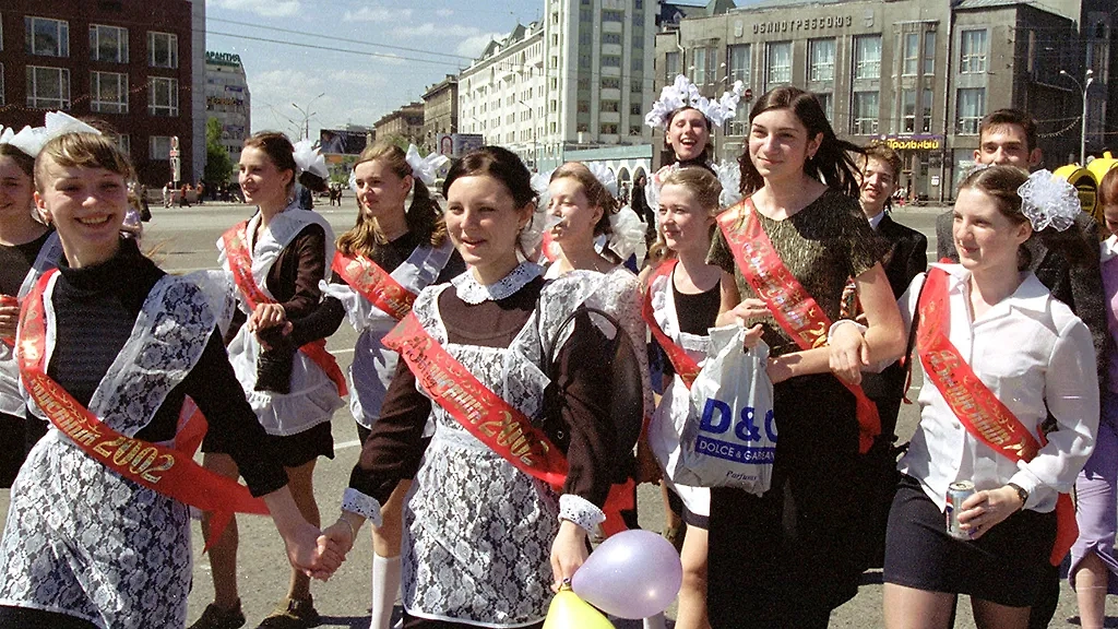 2002 г. Новосибирские выпускники школ. Фото © ТАСС / Владимир Зинин