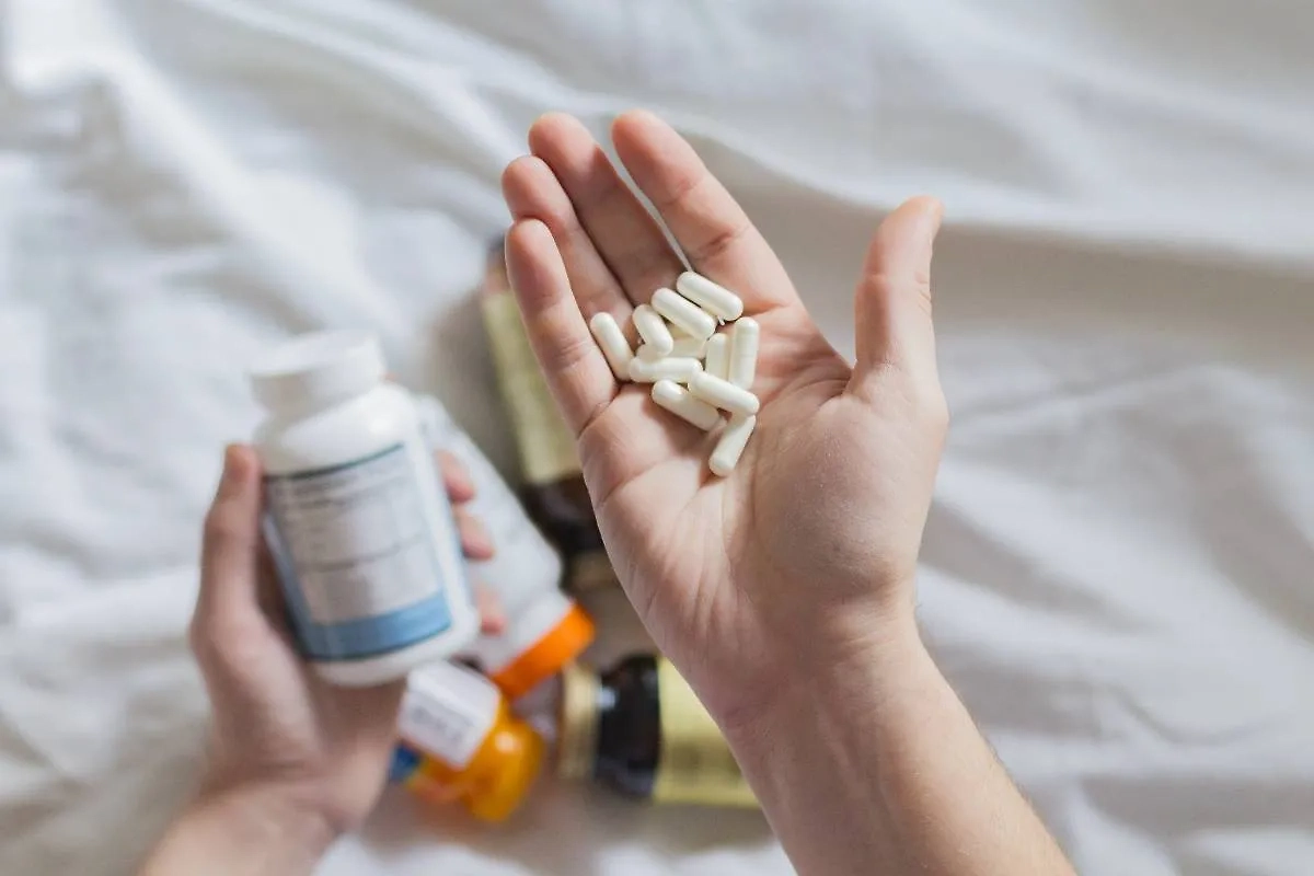 Для поддержания тестостерона можно пить комплексные витамины. Фото © Shutterstock / FOTODOM / Kristina Vykhor