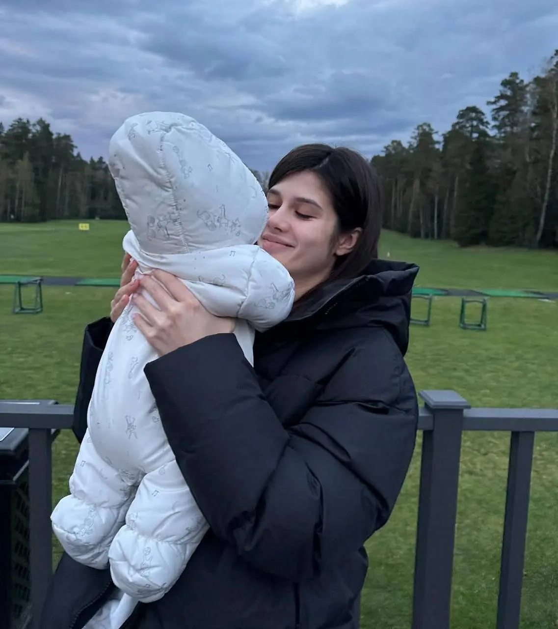 Виктория с сыном. Фото © Instagram (признан экстремистской организацией и запрещён на территории Российской Федерации)/ actorsashapetrov