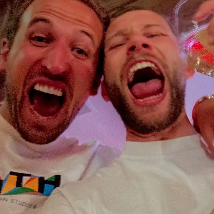 Гарри Кейн и Конрад Лаймер радуются очередному титулу «Баварии» в Бундеслиге. Фото © X / FC Bayern München