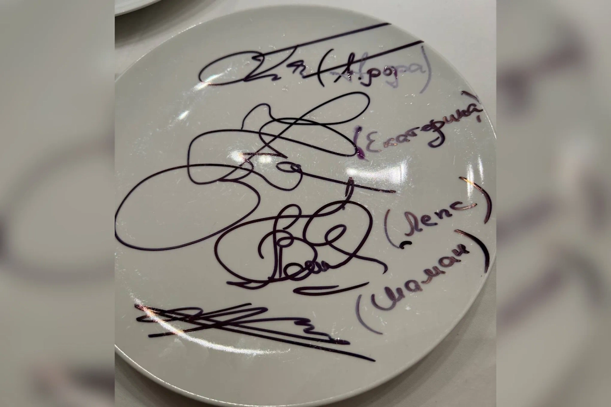 Тарелка с автографами Мизулиной, Дронова, Лепса и Кибы. Фото © Telegram/Екатерина Мизулина