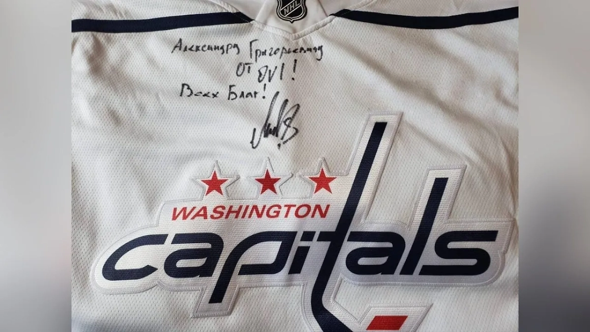 Овечкин подписал джерси для Александра Лукашенко. Фото © Telegram / Пул Первого