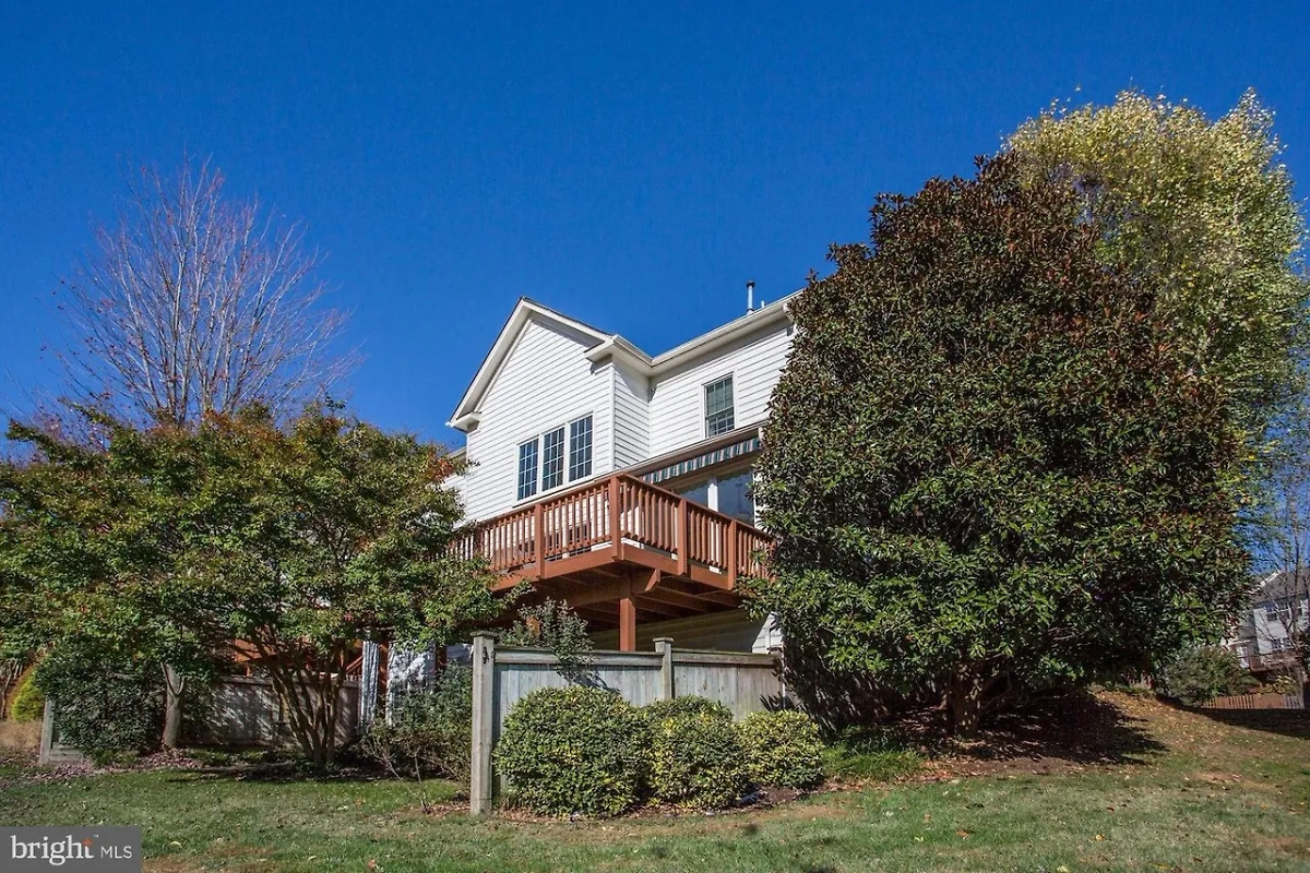 А вот так выглядит дом Наталии Арно в Александрии со стороны леса. Фото © redfin