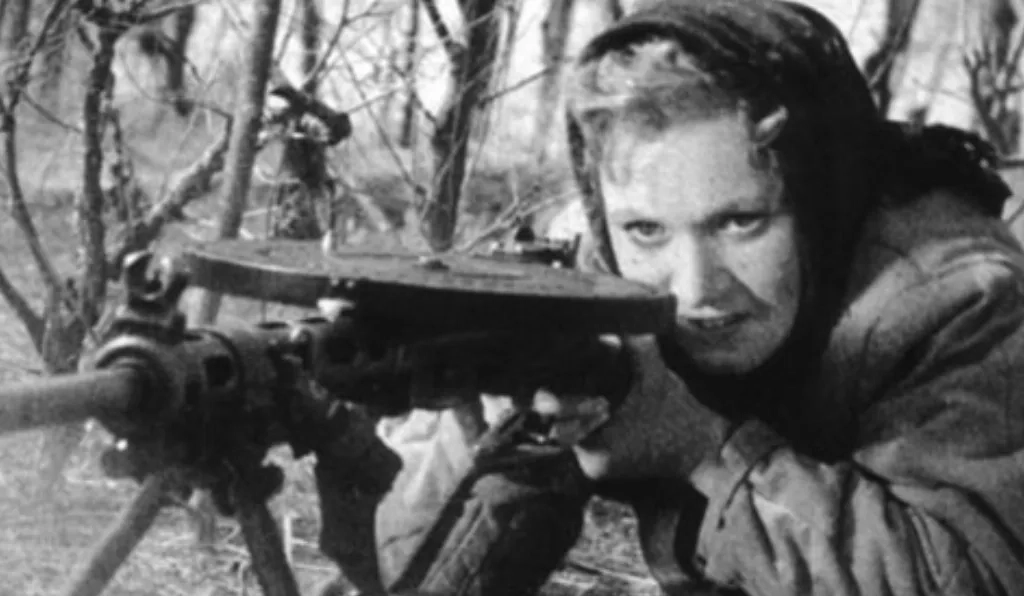 «Она защищает родину» — это фильм, снятый в самый разгар Великой Отечественной. Естественно, в нём особенно пронзительно отразилась тяжёлая судьба советской женщины. Фото © Кадр из фильма «Она защищает родину», режиссёр Фридрих Эрмлер, сценарист Алексей Каплер / Kinopoisk