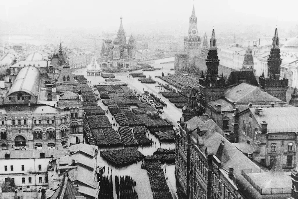Парады Победы с 1945 по 2024: как менялась традиция празднования главного майского праздника. Фото © ТАСС / Rights Managed