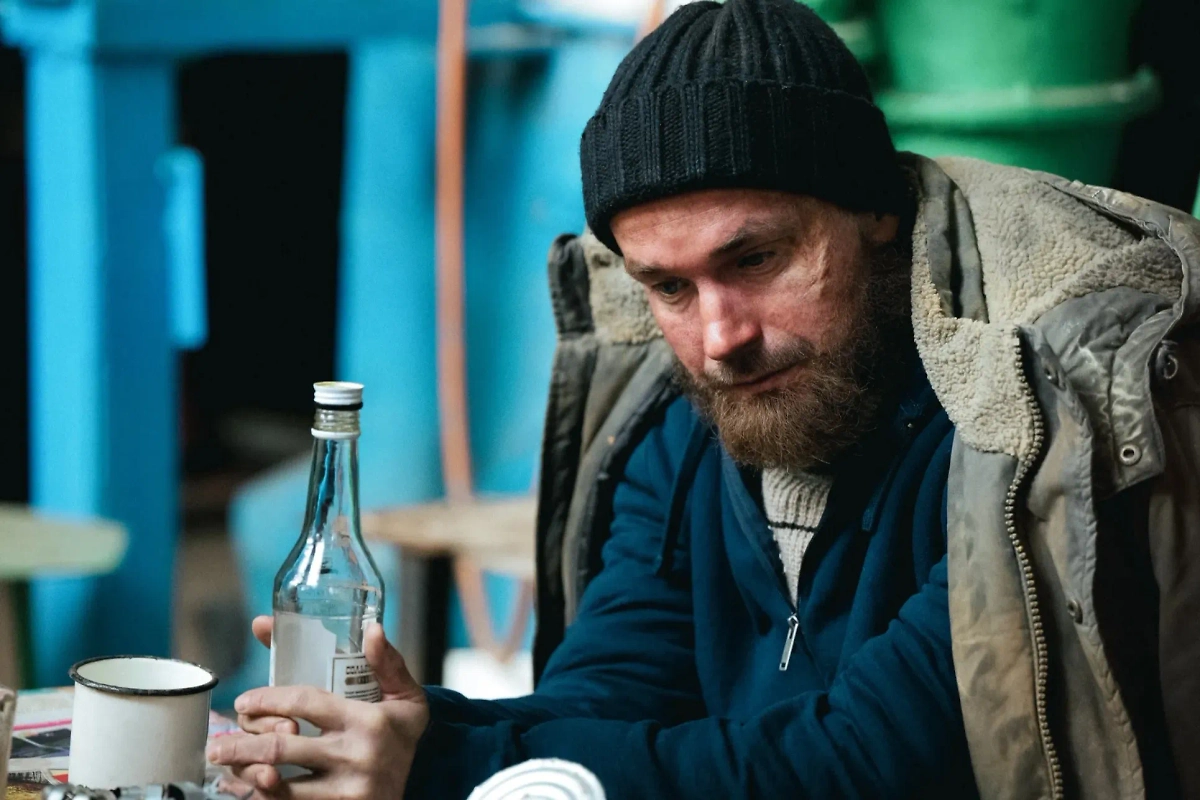 «Камбэк»: Александр Петров в роли бездомного. Фото © «Камбэк», режиссёр Динар Гарипов, сценаристы Илья Куликов, Алексей Иванов, Василий Внуков / Kinopoisk 